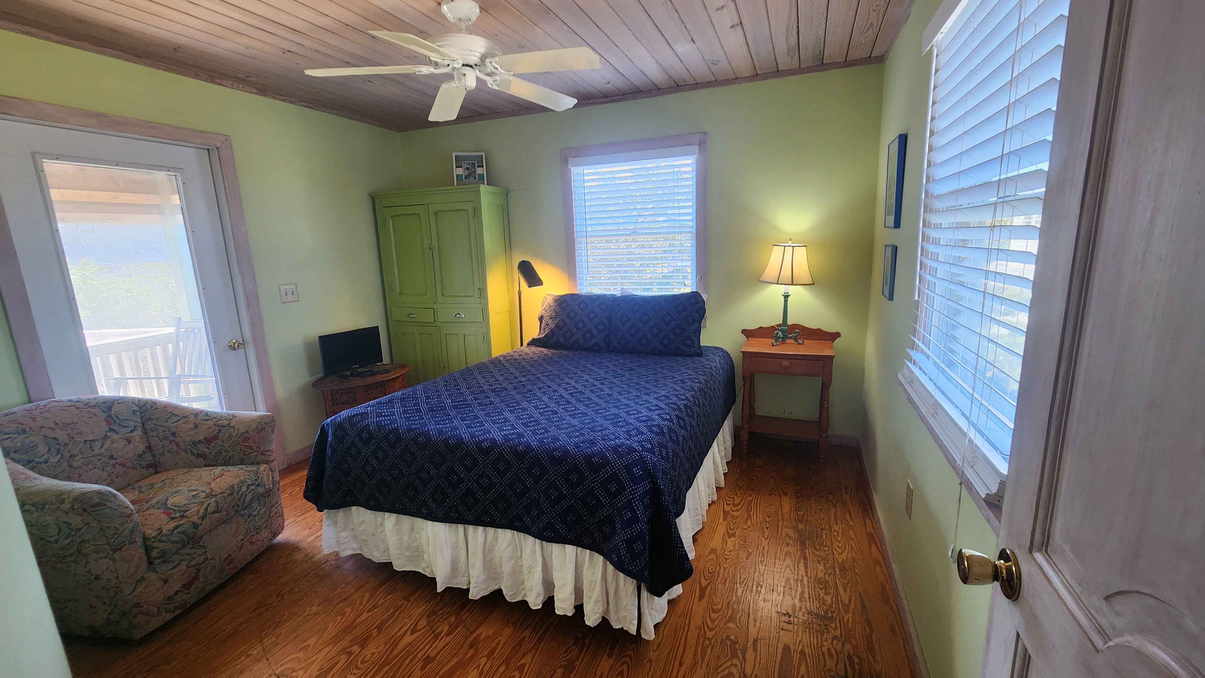 Queen Bed, Second Floor with Screened Porch Access
