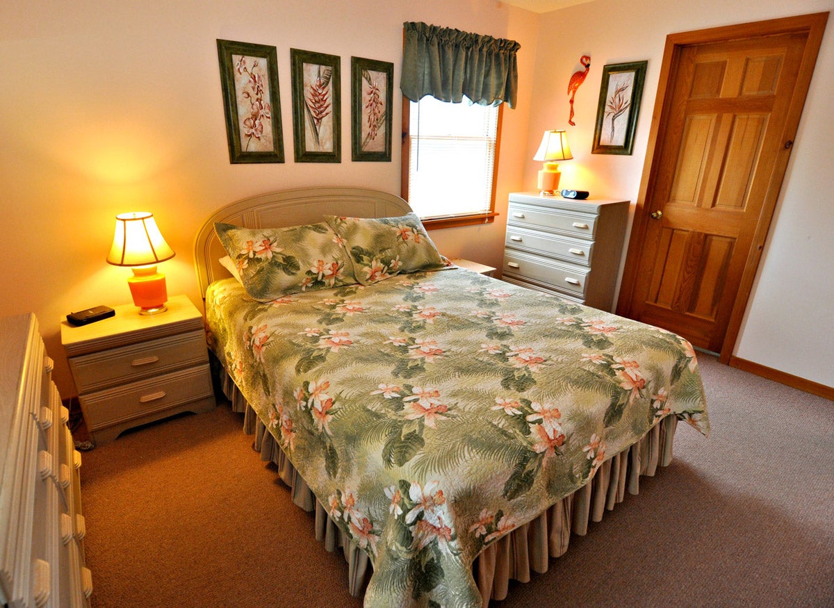 Primary Bedroom with Queen (alternate view)