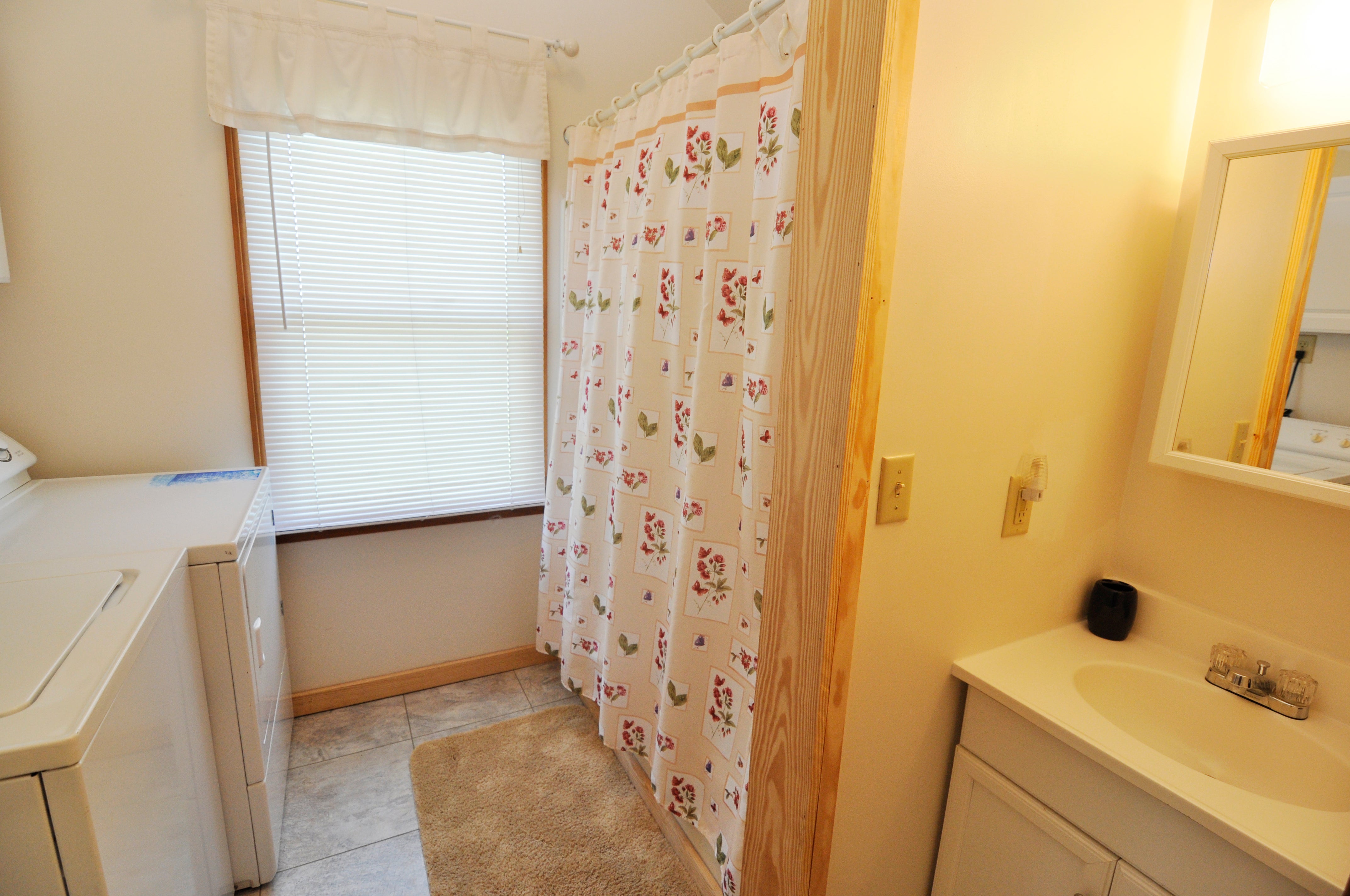 Bath with TubShower, Washer & Dryer, Second Floor