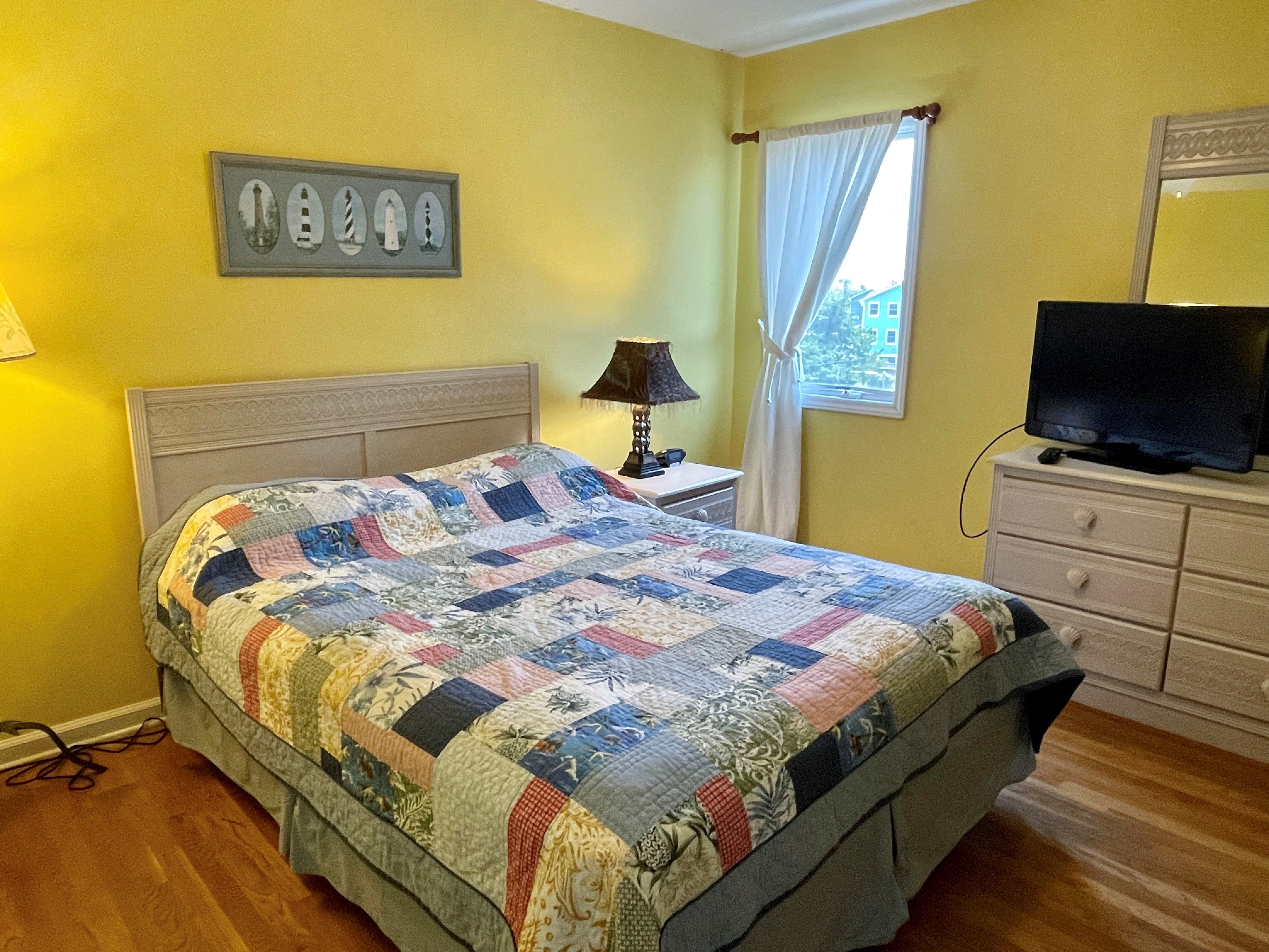 Bedroom with Queen Bed, TV